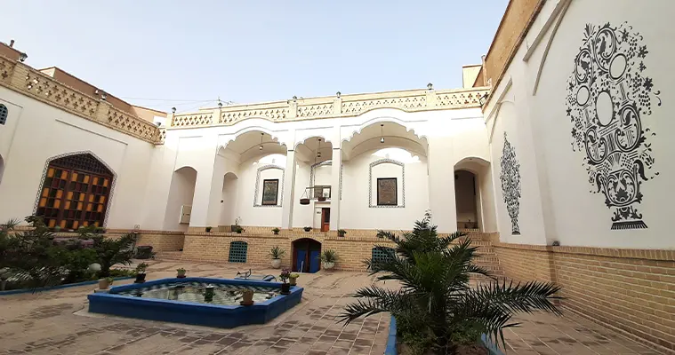 امکانات اقامتگاه سنتی آمیرزا کاشان