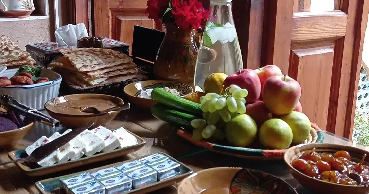 غذای اقامتگاه سنتی سروا کاشان