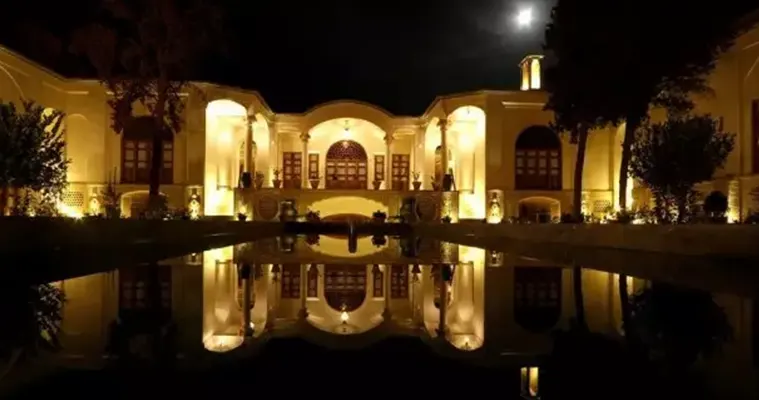محوطه بوتیک هتل عمارت ماندگار کاشان