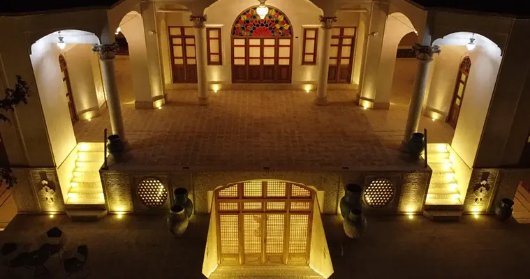 محوطه بوتیک هتل عمارت ماندگار کاشان