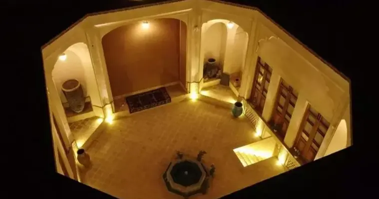 محوطه بوتیک هتل عمارت ماندگار کاشان