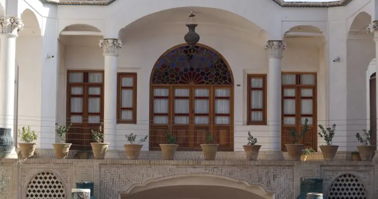محوطه بوتیک هتل عمارت ماندگار کاشان