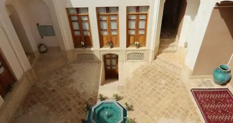 محوطه بوتیک هتل عمارت ماندگار کاشان