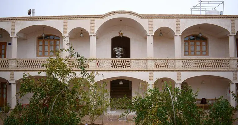 محوطه بوتیک هتل عمارت محمودیه کاشان