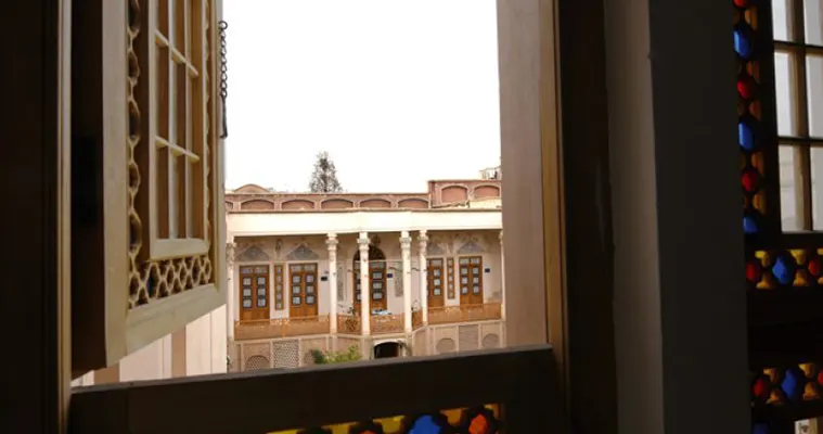 محوطه بوتیک هتل عمارت محمودیه کاشان