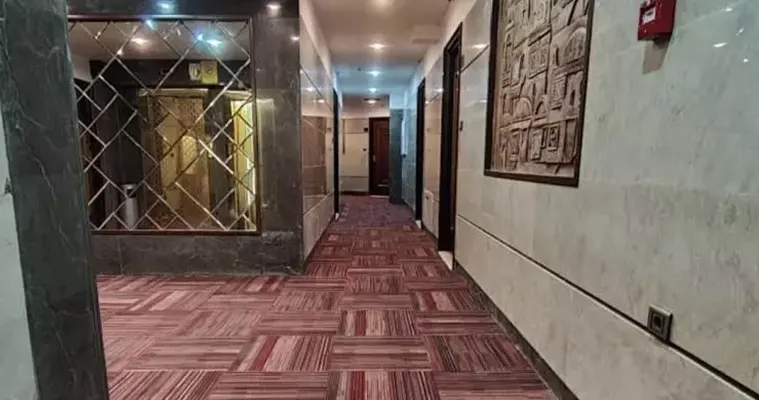 راهرو هتل قصر نادری قم