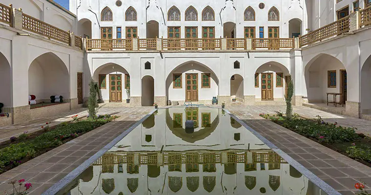 محوطه بوتیک هتل خانه ادیب کاشان