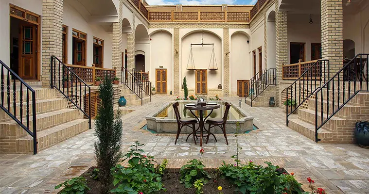محوطه بوتیک هتل خانه ادیب کاشان