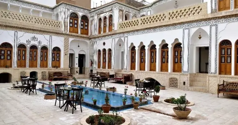 محوطه بوتیک هتل صباغیان کاشان