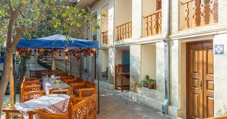 محوطه بوتیک هتل پنج دری شیراز