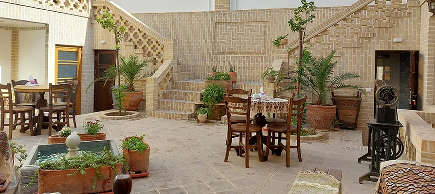 فضای حیاط هتل خانه معمار