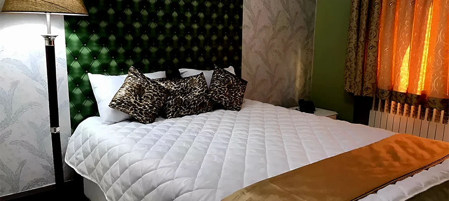 نمایی از اتاق های هتل وندیک همدان